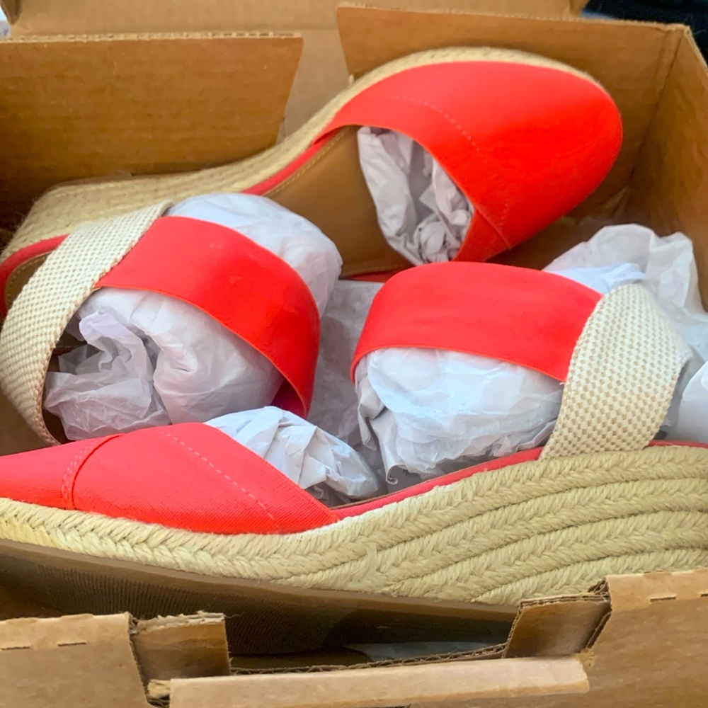 The color is more orange than pink.